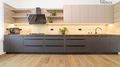 Vkusně zrekonstruovaný byt 3+kk v centru města Hradce Králové s možností využívání zahrady ve dvoře