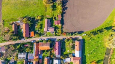 Prodej útulného rodinného domu s okrasnou zahradou a stavební parcelou 