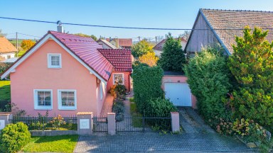 Prodej útulného rodinného domu s okrasnou zahradou a stavební parcelou 