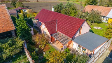Prodej útulného rodinného domu s okrasnou zahradou a stavební parcelou 