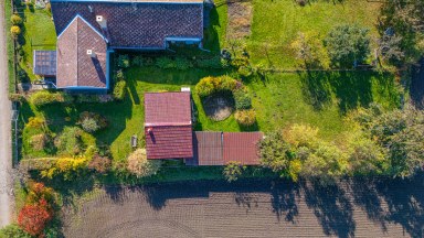 Prodej útulného rodinného domu s okrasnou zahradou a stavební parcelou 