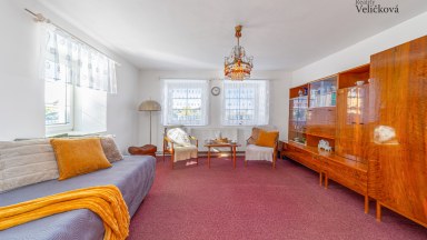 Prodej útulného rodinného domu s okrasnou zahradou a stavební parcelou 