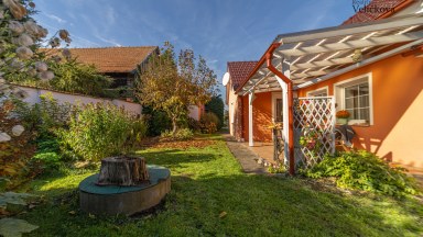 Prodej útulného rodinného domu s okrasnou zahradou a stavební parcelou 
