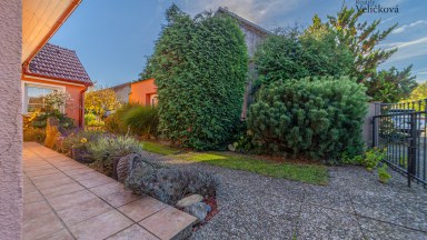 Prodej útulného rodinného domu s okrasnou zahradou a stavební parcelou 