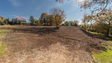 Prodej úchvatného pozemku určeného k výstavbě luxusní vily na Novém Hradci Králové, ulice Zámeček