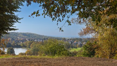 Prodej úchvatného pozemku určeného k výstavbě luxusní vily na Novém Hradci Králové, ulice Zámeček