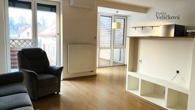 Pronájem útulného bytu 2+kk s balkonem a parkovacím stáním – Svobodné Dvory, Hradec Králové