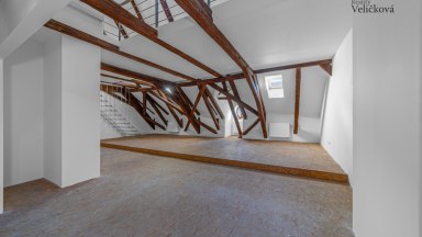 Prodej exkluzivního atypického mezonetu o výměře 170 m² v historickém srdci Prahy – ulice Dlouhá