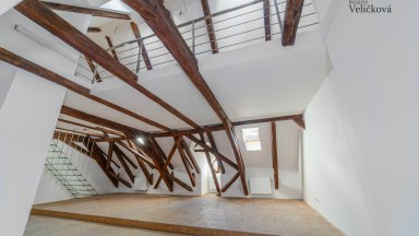 Prodej exkluzivního atypického mezonetu o výměře 170 m² v historickém srdci Prahy – ulice Dlouhá