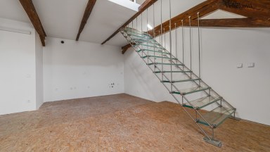 Prodej exkluzivního atypického mezonetu o výměře 170 m² v historickém srdci Prahy – ulice Dlouhá