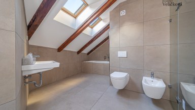 Prodej exkluzivního atypického mezonetu o výměře 170 m² v historickém srdci Prahy – ulice Dlouhá