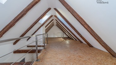 Prodej exkluzivního atypického mezonetu o výměře 170 m² v historickém srdci Prahy – ulice Dlouhá