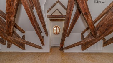 Prodej exkluzivního atypického mezonetu o výměře 170 m² v historickém srdci Prahy – ulice Dlouhá