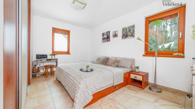 Nádherná novostavba rodinného domu 3+kk s možností přístavby až 2 pokojů, přímo u lesa ve Svinarech