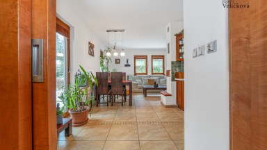 Nádherná novostavba rodinného domu 3+kk s možností přístavby až 2 pokojů, přímo u lesa ve Svinarech