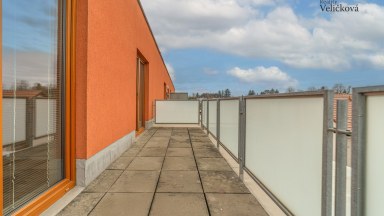 Pronájem pěkného bytu 3+kk včetně parkovacího stání v Hradci Králové- ulice K Meteoru 